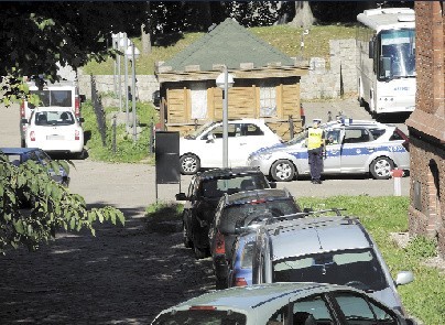 Piątkowa policyjna parkingowa akcja przy bytowskim zamku. 