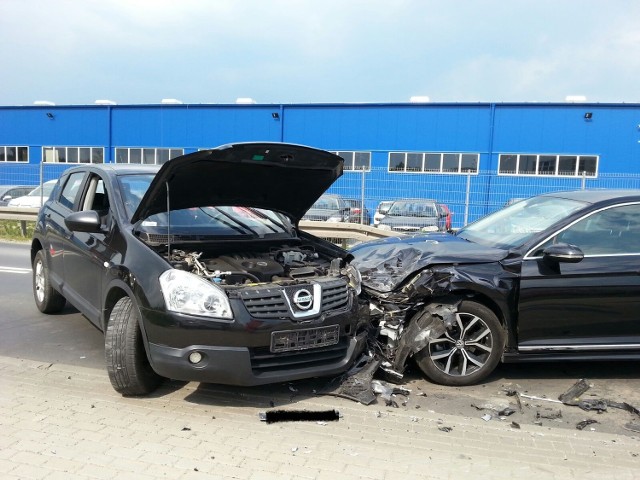 Na wysokości fabryki świeczek w Białym Borze zderzyły się dwa auta osobowe.