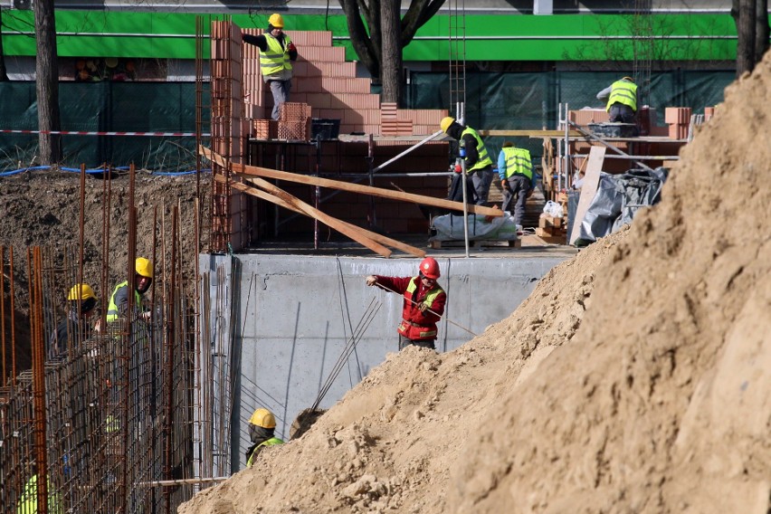 Lublin: Kapsuła czasu wmurowana w fundament powstającej hali sportowej Staszica. Zobacz, co w niej jest