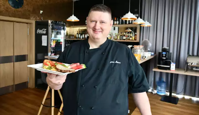 Maciej Kardasz, wiceszef kuchni w Restauracji Holistycznej w Solcu-Zdroju podczas podawania śniadania. Więcej na kolejnych zdjęciach.