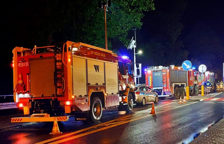 Droga 968 zablokowana w Kasince Małej po zderzeniu auta osobowego z ciężarówką