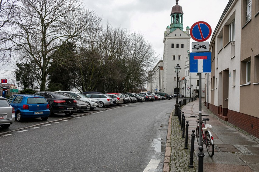 Parkowanie w okolicach Zamku Książąt Pomorskich w Szczecinie. Skończy się beztroska, straż miejska wkracza do akcji
