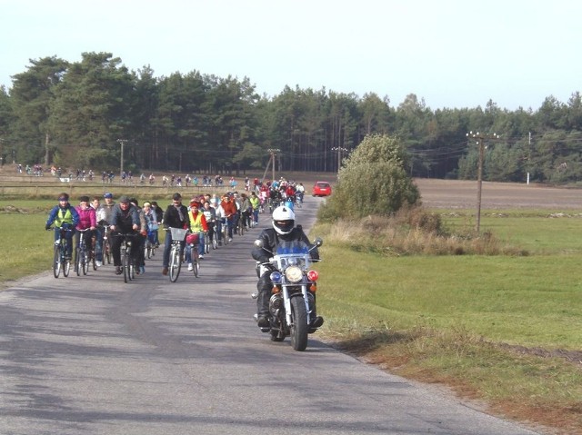 Ostatni rajd w Legbądzie prowadził policjant na motocyklu.