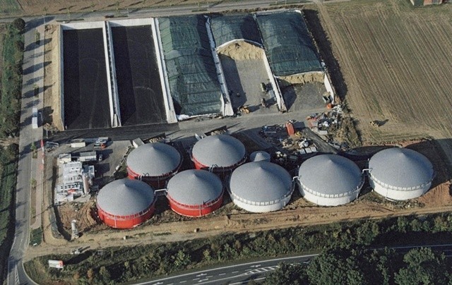 Jedna z niemieckich biogazowni stworzona przez inwestora, który planuje budować swój obiekt również w Lęborku. Biogazownia w Lęborku wyglądałaby podobnie.