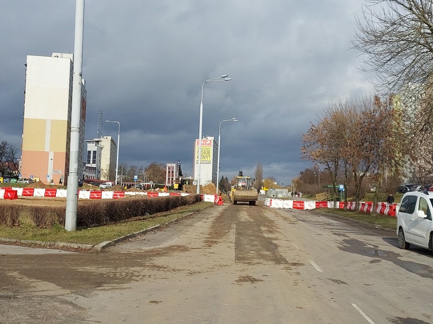 Rozbudowa drogi wojewódzkiej 754 w Ostrowcu Świętokrzyskim. W środę symbolicznie wbito łopaty przy ulicy Radwana