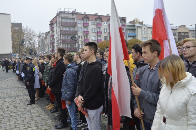 Na Starym Rynku kilkuset uczniów Elektryka śpiewało w piątek o 11.11 hymn Polski. Uczniom i nauczycielom towarzyszyły władze miasta i urzędnicy magistratu