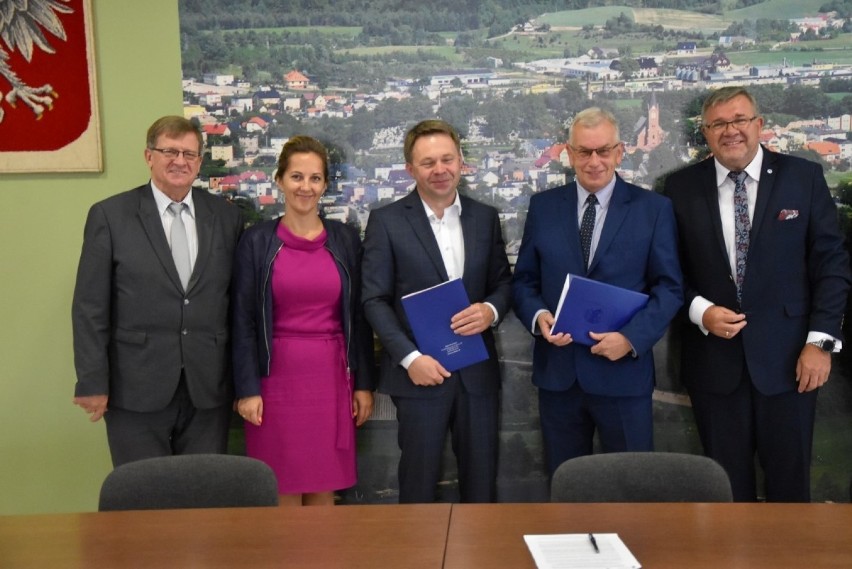 W Sierakowicach podpisano umowę z wykonawcą projektu OZE dla Kaszub [zdjęcia]