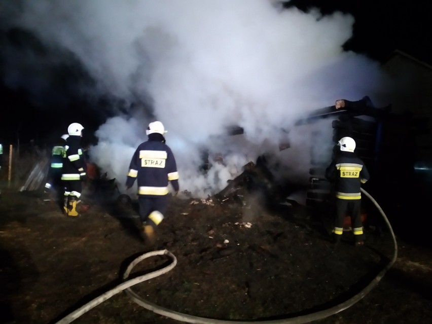 Groźny pożar w Jeżowem - od płonącego samochodu mógł zapalić się składzik drewna. To kolejny pożar w ostatnich dniach w tej miejscowości