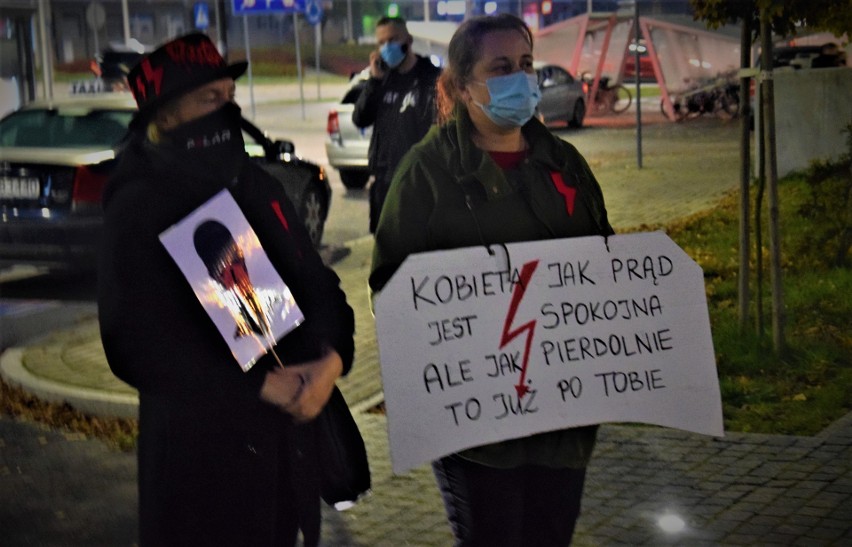 Wiedźmy protestowały w Kędzierzynie-Koźlu. Halloweenowy Strajk Kobiet przeszedł przez miasto w sobotę. "Ziobro, nie boimy się więzienia"