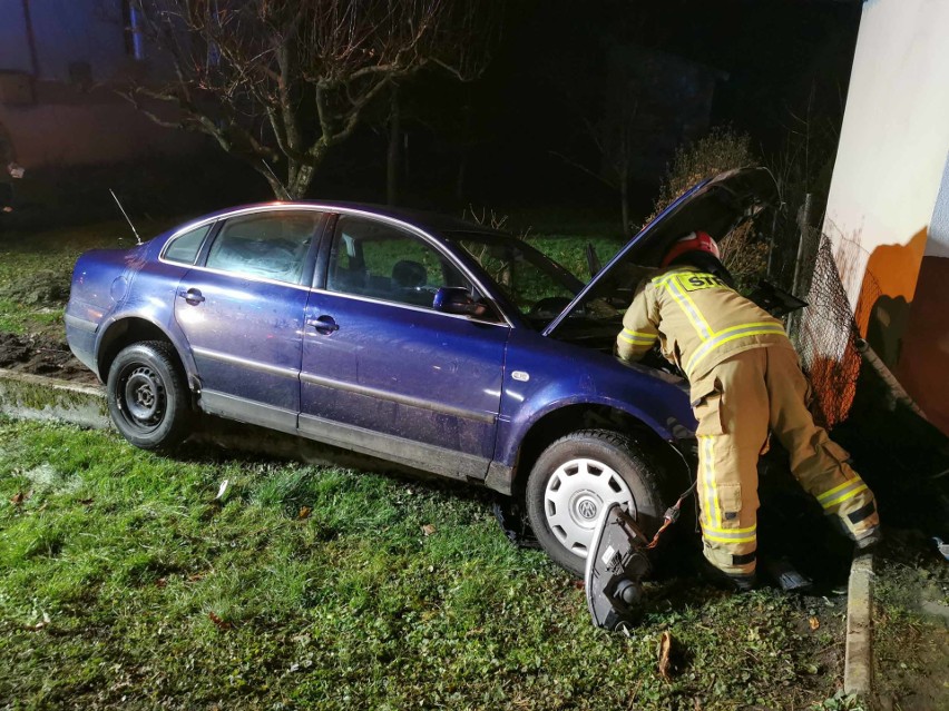 Wypadek w Nakle. 48-letni kierujący volkswagenem passatem uderzył w betonowy przystanek [ZDJĘCIA]