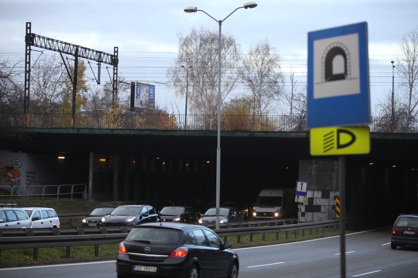 W Katowicach remontowany jest wiadukt w ciągu ulicy...