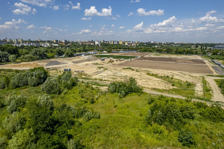 Lublin. Nowe boiska nad Bystrzycą gotowe. Co z budową siedziby Lubelskiej Akademii Futbolu? Zobacz zdjęcia z drona!