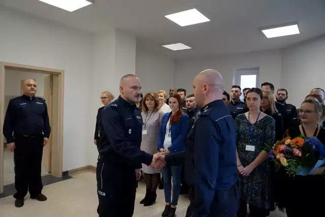 Z tej okazji odbyły się uroczyste zbiórki, podczas których komendant miejski policji w Bydgoszczy lub jego zastępcy przekazali obowiązki.