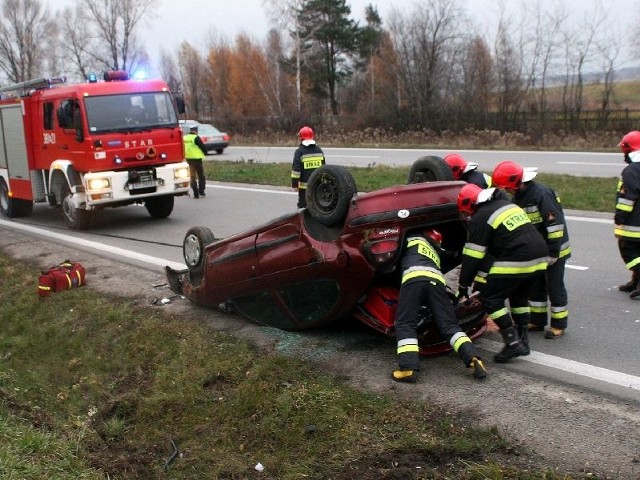 Auto po przejechaniu przez pas zieleni dachowało w rowie i "wskoczyło&#8221; ponownie na jezdnię.