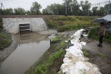 Uwaga mieszkańcy: zrzut wody ze zbiornika w Bieżanowie [ZDJĘCIA]