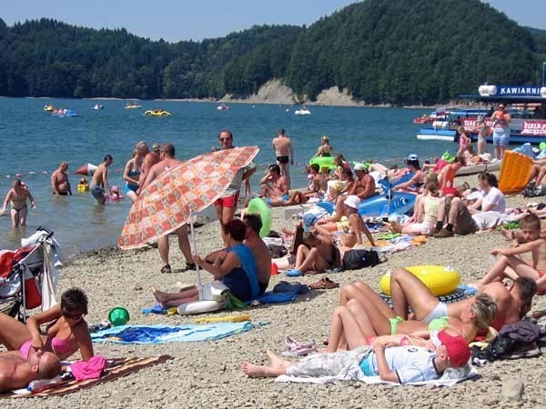Kamienista plaża w Solinie od strony góry Jawor. Dzień w dzień tłumy turystów spragnionych kąpieli słonecznych i w wodzie.