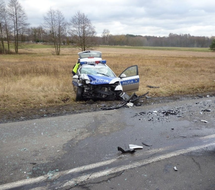 Wypadek w Knurowie. Policjanci są ranni