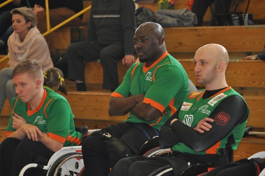 Nigeryjczyk z Radomia gra w amp futbol, koszykówkę na wózkach i promuje sport niepełnosprawnych