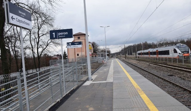 Nowo przebudowany peron na stacji PKP Włoszczowa.