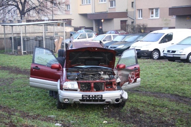 Jeep wylądował na trawniku.