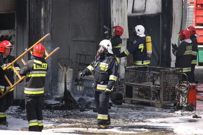 Ogień pojawił w hali, w której składowane były folie i...