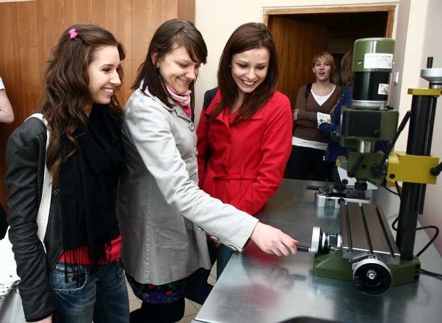 Inżynieria biomedyczna to kierunek studiów na politechnice, o którym myślą Monika Dębek (na zdjęciu pierwsza od prawej), Karolina Jabłońska, Martyna Wierzbińska. W czwartek odwiedziły białostocką uczelnię techniczną.