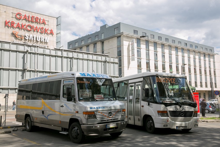 Busy nadal parkują m.in. przy ul. Ogrodowej i Worcella