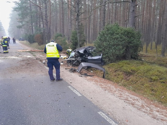 Tak wyglądał volkswagen po wypadku w okolicach Zalesia. Kierowca i pasażer zostali przewiezieni do szpitala