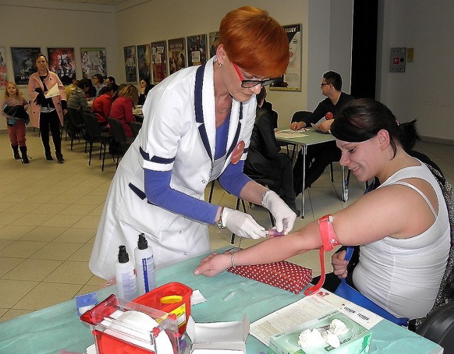 Monika Kamińska (oddaje krew): - Może część mnie pomoże uratować komuś życie.
