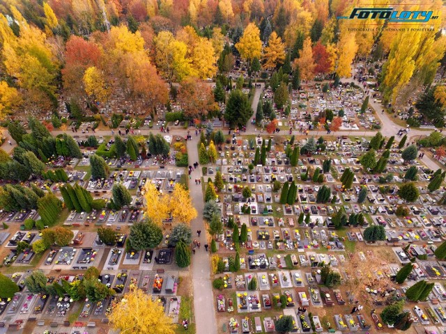 Tak wyglądał gorzowski cmentarz podczas Święta Zmarłych z lotu ptaka. Autor zdjęć: Fotoloty – Fotografia i filmowanie z powietrza.