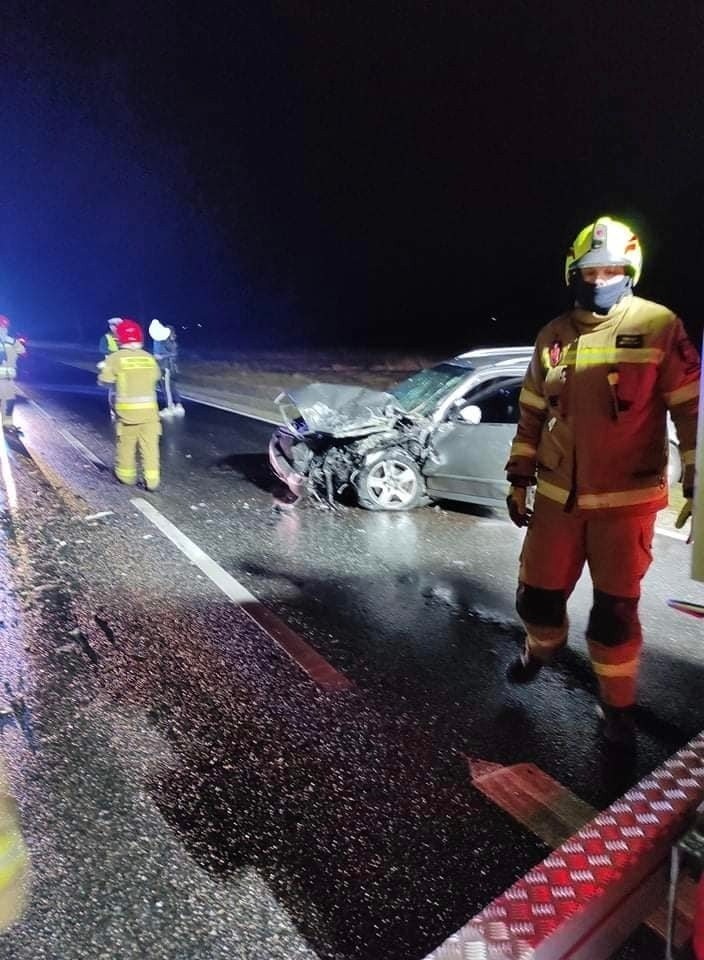 Groźny wypadek na drodze krajowej numer 78 w Zdanowicach. Zderzyły się samochody osobowy i dostawczy. Jedna osoba ranna