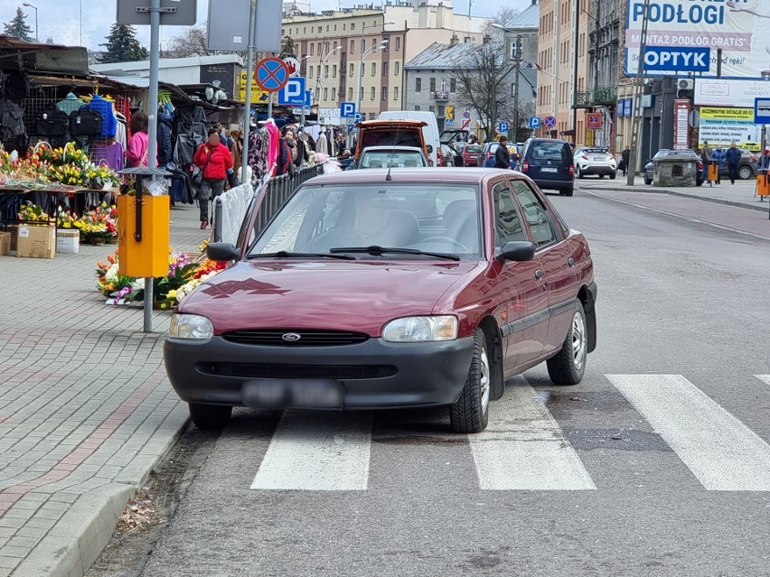 88-letni kierowca forda potrącił w Przemyślu pieszego. Policjanci zatrzymali seniorowi prawo jazdy [ZDJĘCIA]