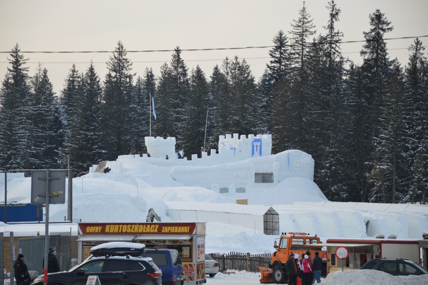 Zakopane. Pod skocznią powstał śnieżny zamek 