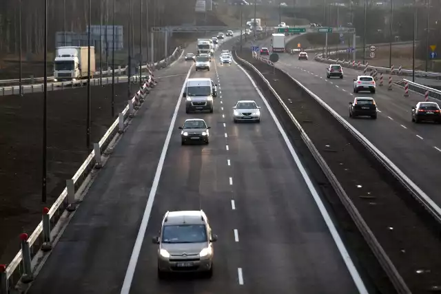 Na przebudowanym odcinku popularnej dwupasmówki (DK 94) w Sosnowcu namalowano już linie wydzielające pasy ruchu. Zobacz kolejne zdjęcia. Przesuwaj zdjęcia w prawo - naciśnij strzałkę lub przycisk NASTĘPNE