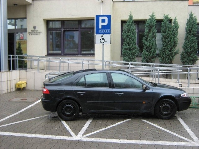 Bydgoska Straż Miejska publikuje na swojej stronie zdjęcia mistrzów parkowania, których ukarała mandatem, blokadą na koła, a nawet odholowaniem samochodu.Jeśli i Wy macie zdjęcia mistrzów parkowania, przyślijcie je do nas na adres: online@pomorska.pl