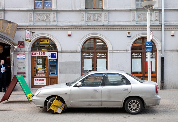 Blokada na kołach aut posłów PiS. Tomaszewski i Łuczak zasłonili się immunitetem [zdjęcia[