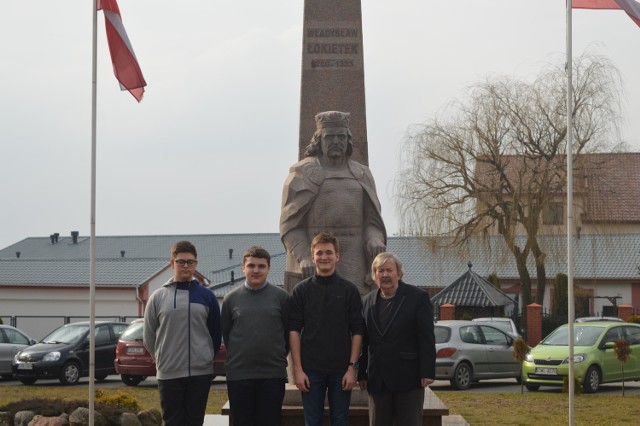 Uczestnicy konkursów  ze swym opiekunem J anuszem Wrzesińskim pod pomnikiem patrona Władysława Łokietka