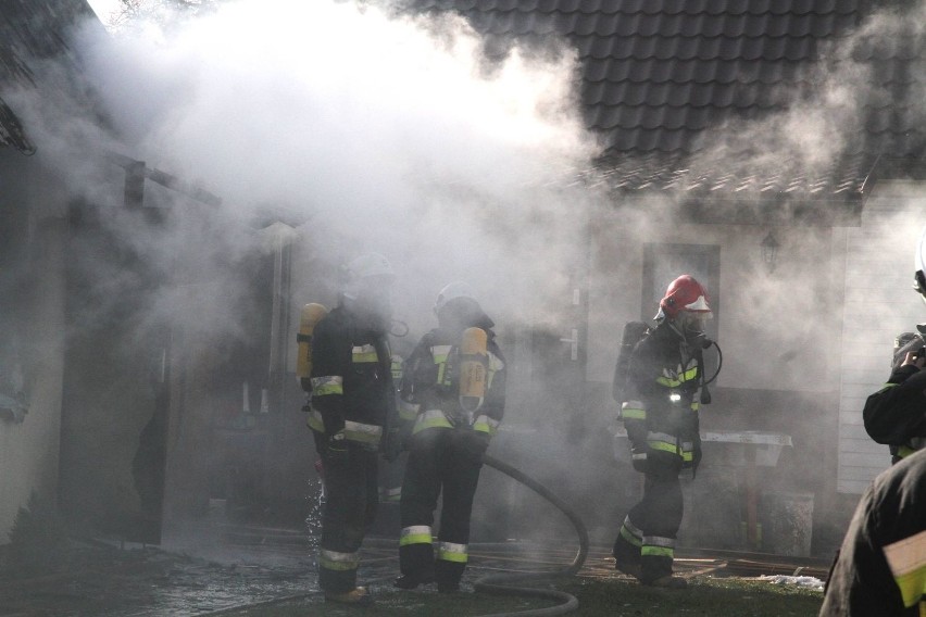 Radlin, gmina Górno. Pożar butli z gazem w domu mieszkalnym, jedna osoba ranna [ZDJĘCIA]