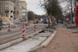 Ulica Wojska Polskiego powoli nabiera docelowych kształtów. Budują jezdnie i tory