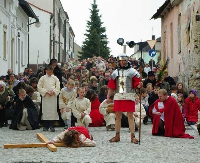 Niedzielna inscenizacja Drogi Krzyżowej zgromadziła wielu mieszkańców Szydłowa i okolic.