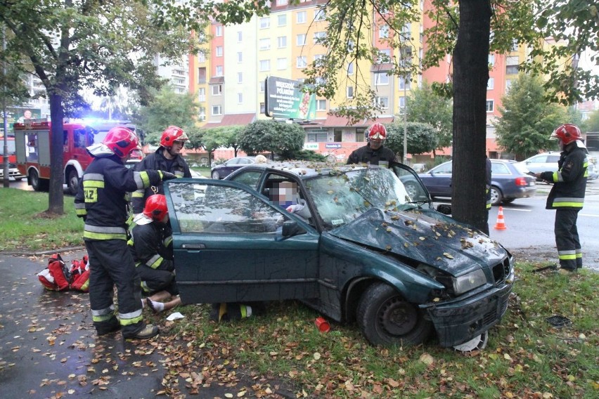 Wypadek na Zachodniej. BMW uderzyło w drzewo 