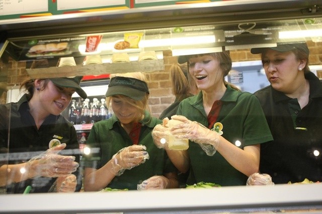 Uczniowie technikum żywienia podczas praktyki w Subwayu w CH Jantar w Słupsku.