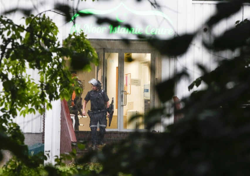 Strzelanina w meczecie w Norwegii. „To był biały mężczyzna w hełmie i mundurze”