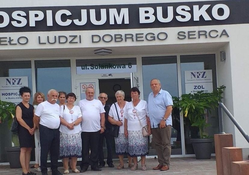 Skalbmierscy seniorzy przed hospicjum w Busku-Zdroju