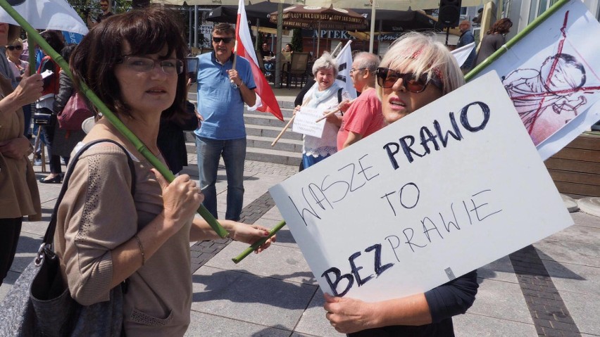 W Koszalinie o godzinie 12 przed ratuszem odbył się protest...