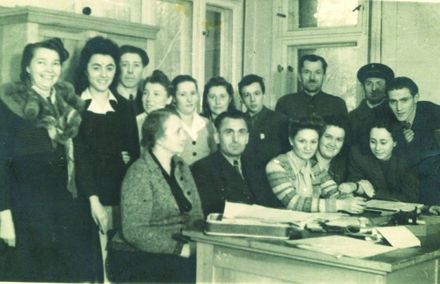 Zdjęcie pracowników pierwszego Urzędu Skarbowego w Szczecinie zrobione w biurze