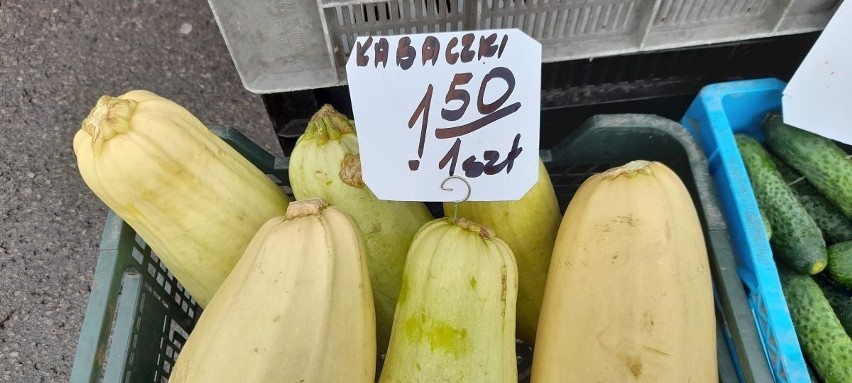 Ceny owoców i warzyw na targowisku w Ostrowcu. Ile kosztują brzoskwinie i jabłka?