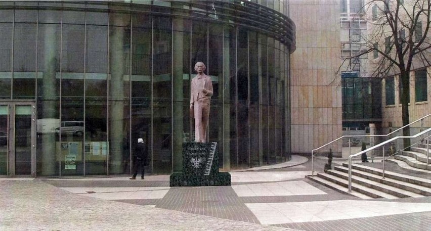Klasyczny pomnik Paderewskiego na tle nowoczesnej...