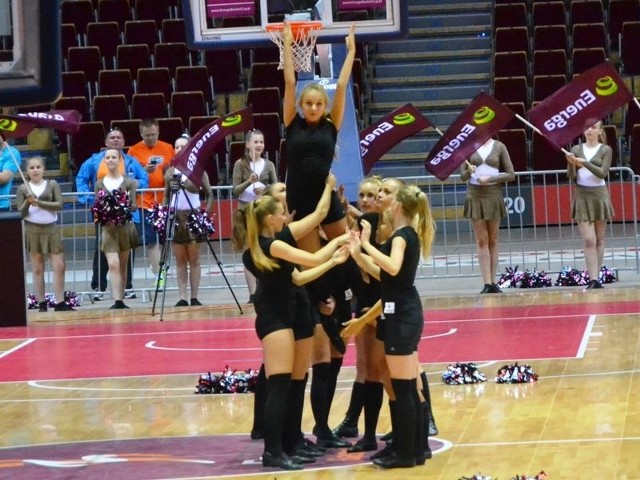 Tańczą cheerleaderki Maxi Energa. 