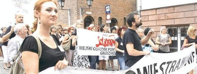 Pracownicy Miejskiego Ośrodka Pomocy Rodzinie podczas sierpniowego protestu